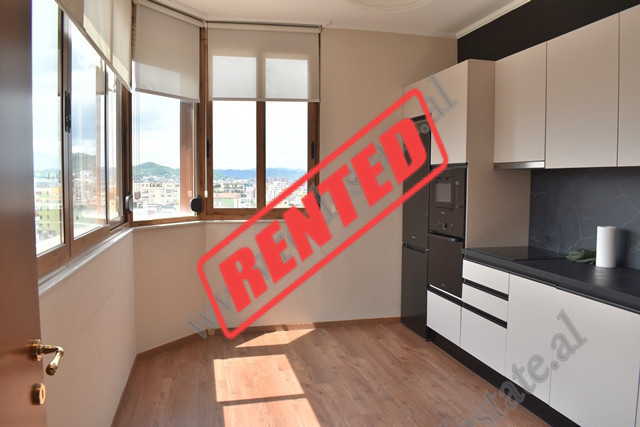 Apartament 3+1&nbsp;me qira ne rrugen Ismail Qemali ne zonen ish Bllokut ne Tirane.
Eshte e pozicio